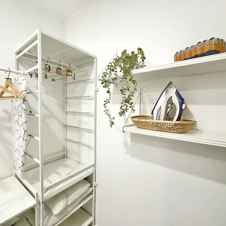 公寓 Curious Crow 1 With Patio By Homeful Homes