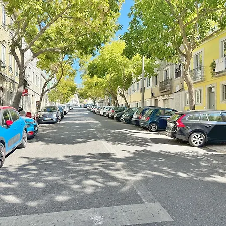 Curious Crow 1 With Patio By Homeful Homes Lissabon