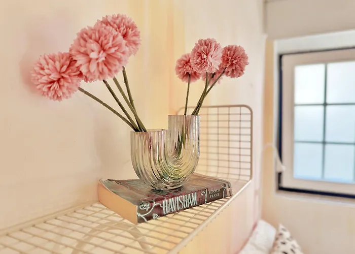 Curious Crow 1 With Patio By Homeful Homes Διαμέρισμα