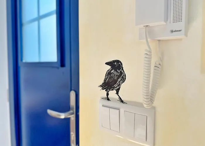 Curious Crow 1 With Patio By Homeful Homes Διαμέρισμα